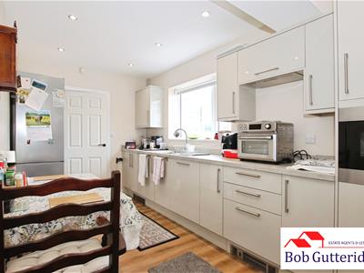 MODERN FITTED KITCHEN/BREAKFAST ROOM